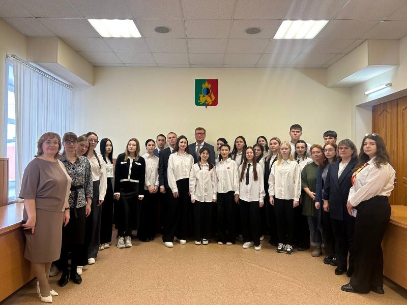 Глава Первоуральска встретился со школьниками, которые хотят стать госслужащими | Мэр Первоуральска Игорь Кабец рассказал школьникам о работе Администрации Глава Первоуральска встретился со школьниками, которые хотят стать госслужащими | Мэр Первоуральска Игорь Кабец рассказал школьникам о работе Администрации