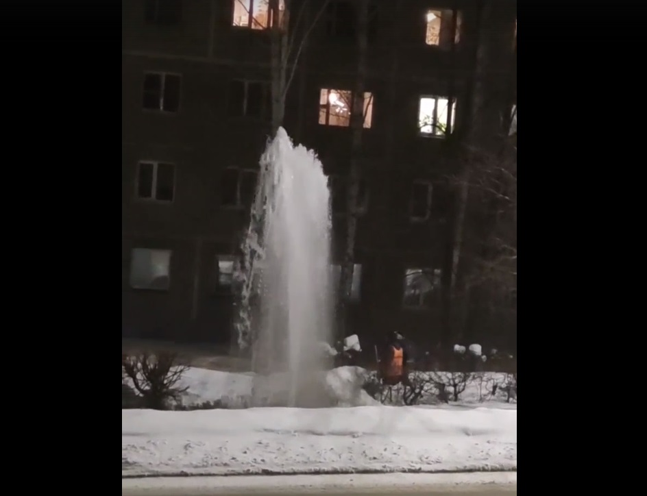 В Первоуральске на улице Емлина возник фонтан