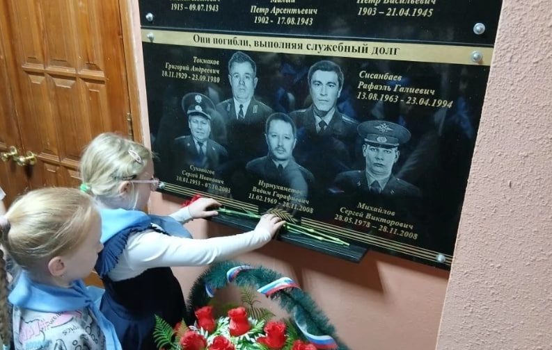 В преддверии Дня Героев Отечества первоуральские школьники посетили музей полиции | Школьники Первоуральска посетили музей полиции