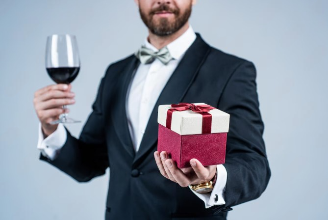 В России хотят запретить гражданам дарить друг другу алкоголь | В Госдуме предложили внести запрет на дарение алкоголя