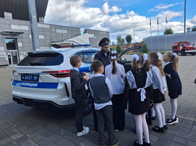 В Первоуральске сотрудники полиции провели занятие для школьников на фестивале „Город профи“ | Полицейские Первоуральска показали первоклассникам секреты своей профессии