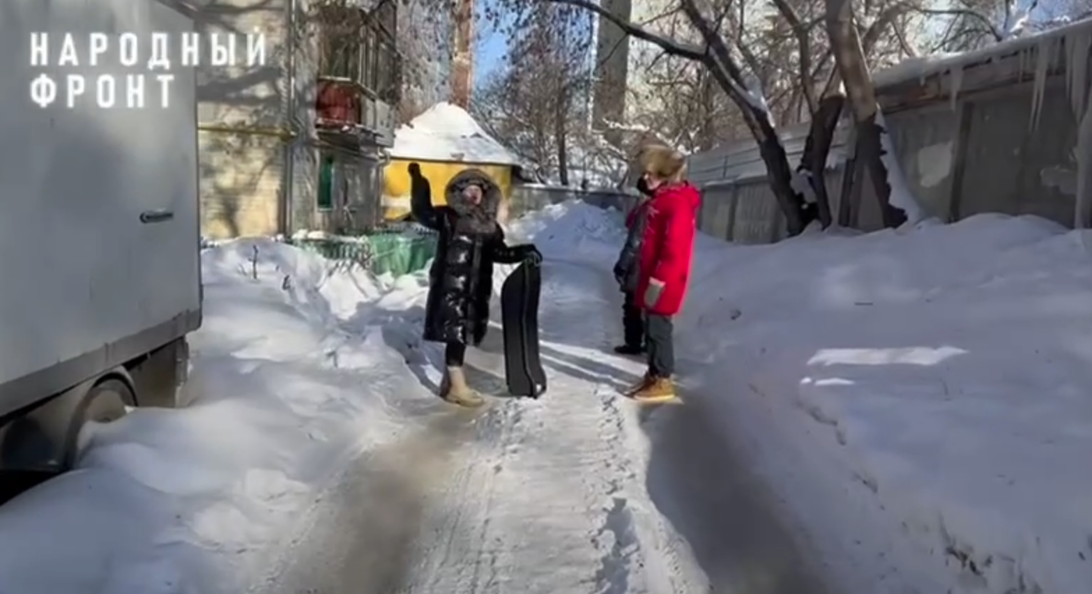 В Екатеринбурге проезд к многоквартирникам завален снегом