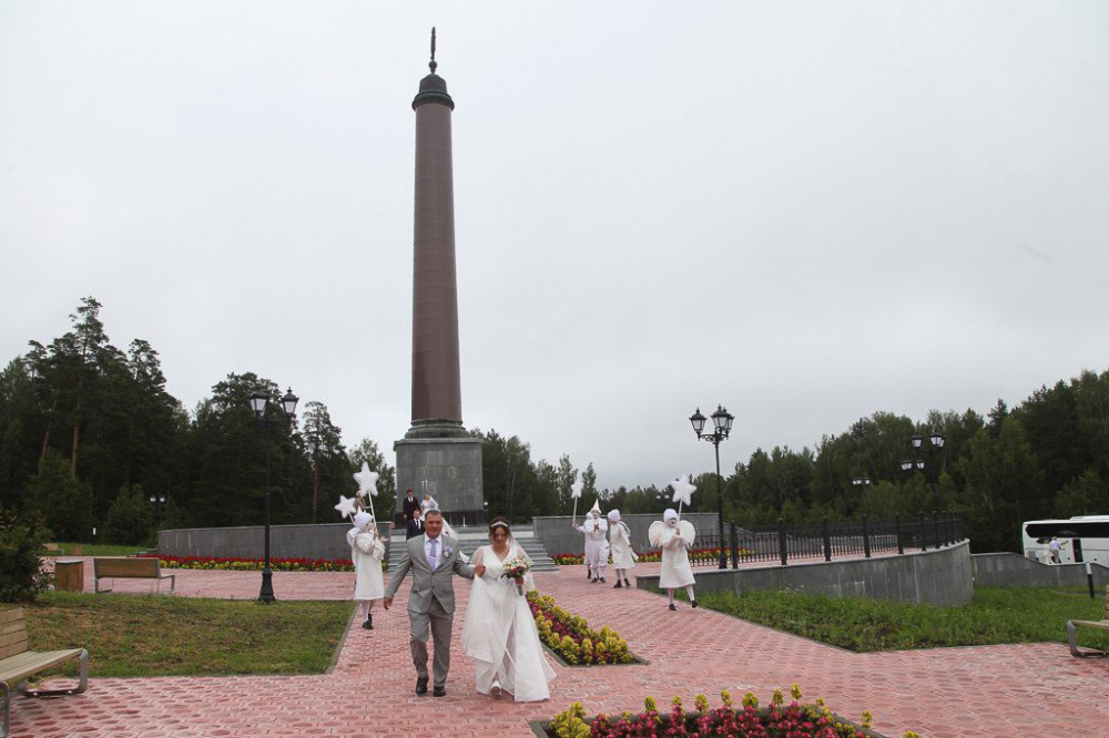 В Первоуральске прошли необычные церемонии регистрации брака | В Первоуральске молодые пары связали себя узами брака на стеле «Европа-Азия»