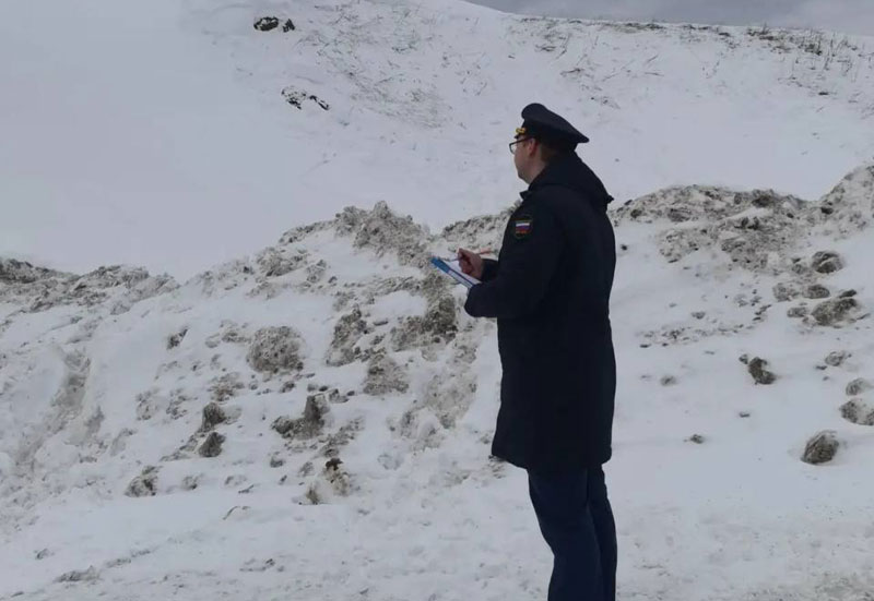 Под Шалей двое детей погибли под снегом во время катания с горки | Сход снега унес жизни двух мальчиков в Свердловской области