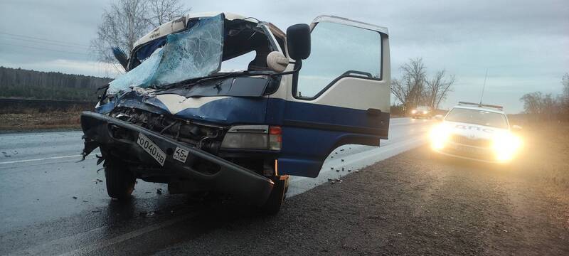 На трассе в Свердловской области столкнулись два грузовика, один человек погиб | Смертельное ДТП произошло на трассе между Екатеринбургом и Курганом
