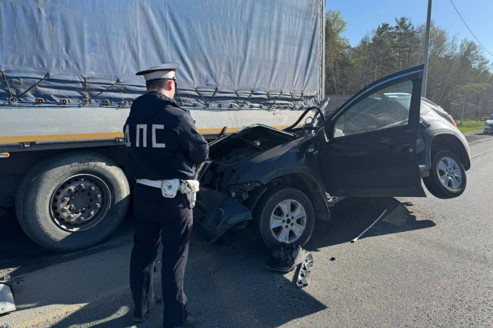 Под Первоуральском произошло серьезное ДТП: водитель одного из авто был госпитализирован  | На Урале в ДТП водитель автомобиля въехал в грузовик, стоящий на обочине