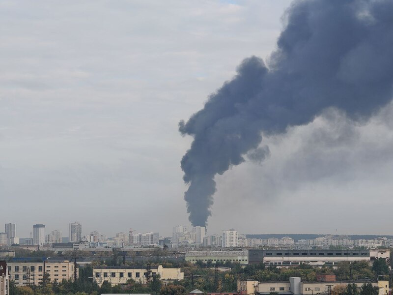 Масштабное возгорание покрышек в Екатеринбурге: для тушения задействовали вертолет | В Екатеринбурге потушили пожар на территории более тысячи квадратных метров