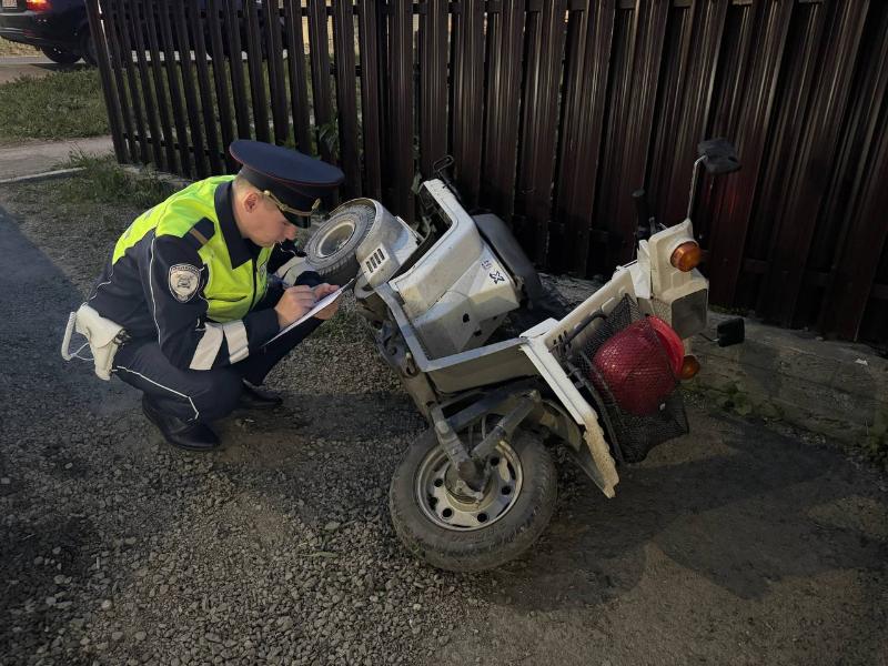 Пьяный водитель мопеда в Первоуральске попал в аварию с 10-летней девочкой-пассажиром | В Первоуральске пьяный водитель мопеда опрокинулся на дороге