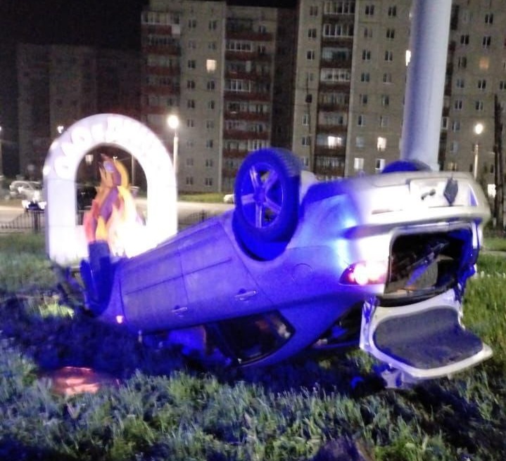 В Первоуральске ночью автомобиль вылетел с дороги и опрокинулся В Первоуральске ночью автомобиль вылетел с дороги и опрокинулся