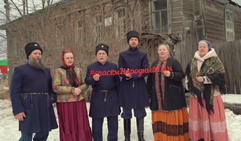 В Первоуральске ансамбль казачьей песни запустил акцию по спасению памятника архитектуры | Общественники запустили акцию по спасению Народного дома в Первоуральске