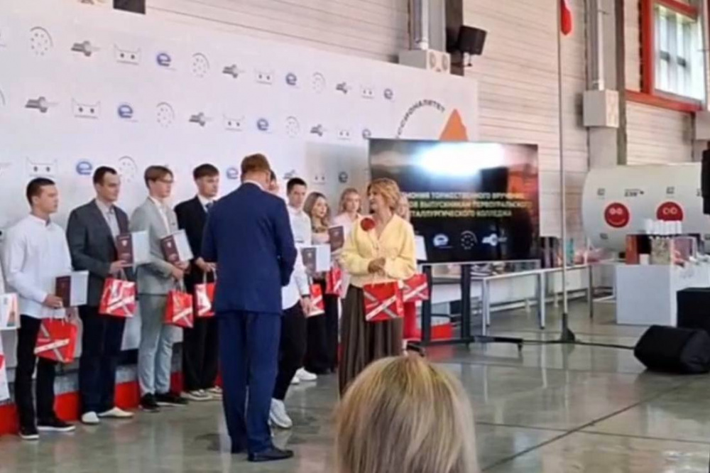 В Первоуральском металлургическом колледже прошел выпускной: дипломы получили более 300 специалистов | На Урале из металлургического колледжа выпустились более 300 молодых специалистов