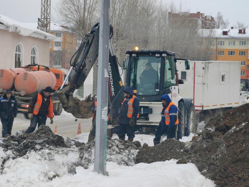 В Первоуральске отключили от ХВС старое здание спортивного павильона  | Сотрудники первоуральского «Водоканала» провели работы возле старого спортивного здания 