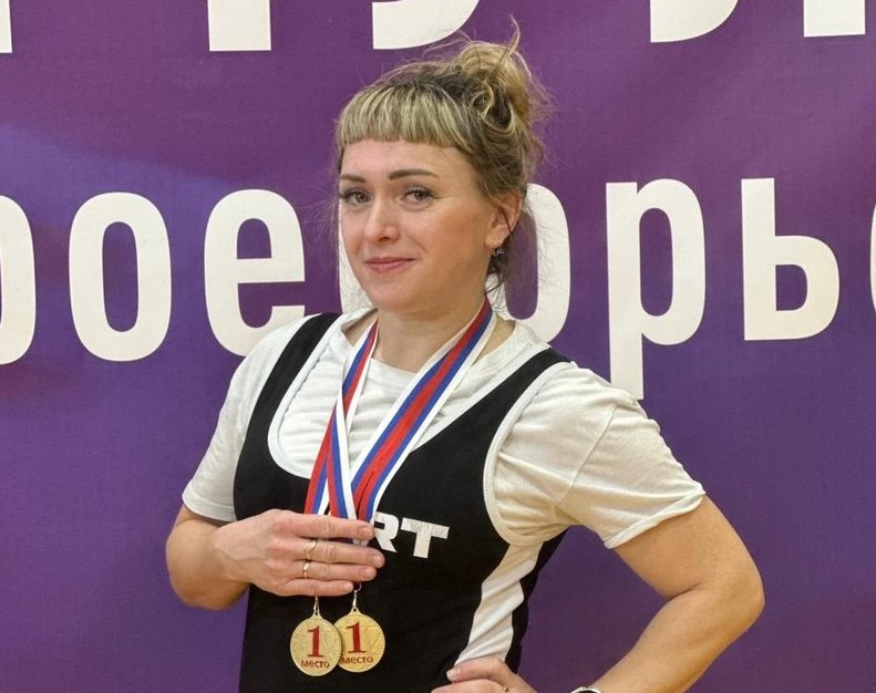 Первоуральская спортсменка завоевала две золотые медали на чемпионате по пауэрлифтингу | Спортсменка из Первоуральска дважды стала победительницей на чемпионате по пауэрлифтингу