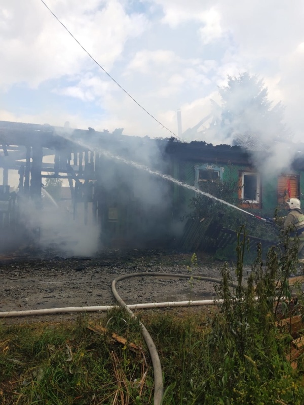 В поселке под Первоуральском сгорели частный жилой дом, баня и хозпостройки