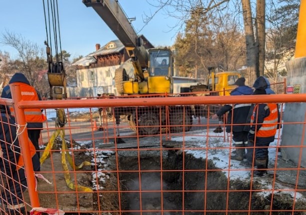 В Первоуральске обнаружили утечку на трубопроводе | Сотрудники первоуральского «Водоканала» выявили утечку на трубопроводе