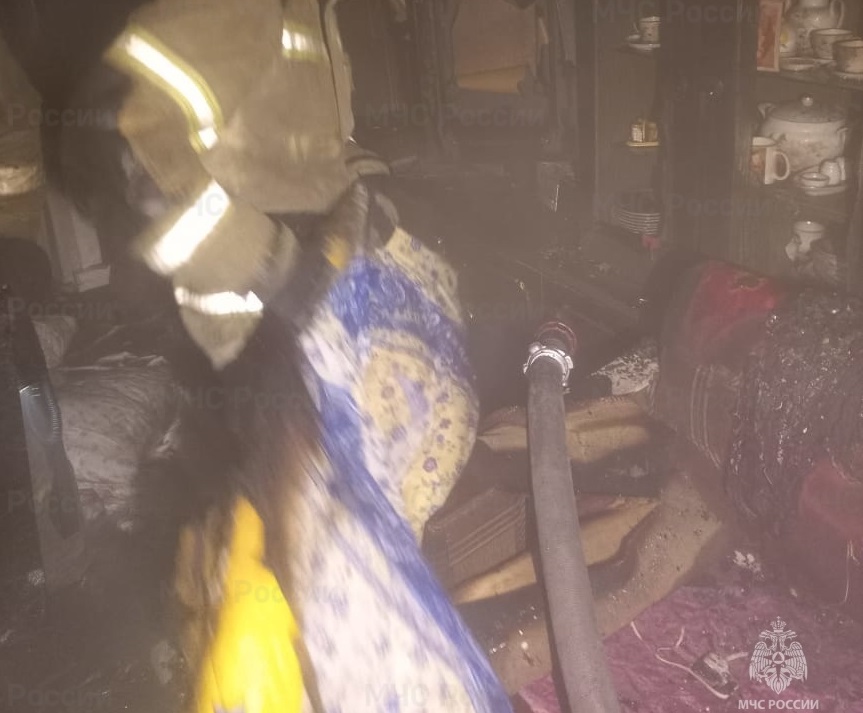 В Первоуральске восемь человек эвакуировались из горящей двухэтажки В Первоуральске восемь человек эвакуировались из горящей двухэтажки