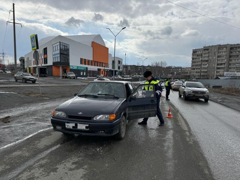 В Первоуральске водитель ВАЗа с 44-летним стажем сбил пешехода: мужчину доставили в больницу | В Первоуральске пешеход попал под машину на нерегулируемом переходе  