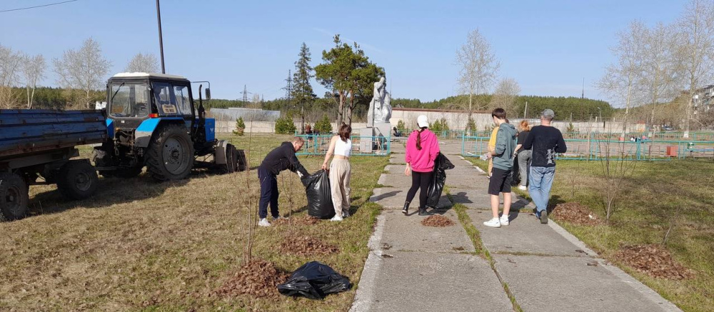 Субботники в Первоуральске: общий труд во благо общества | Субботники в Первоуральске продолжаются