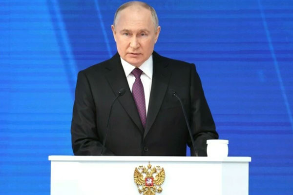 Путин предложил выплачивать семьям остаток маткапитала в 10 тыс. рублей на сбор детей в школу  | Путин предложил использовать оставшуюся часть маткапитала на сбор детей в школу