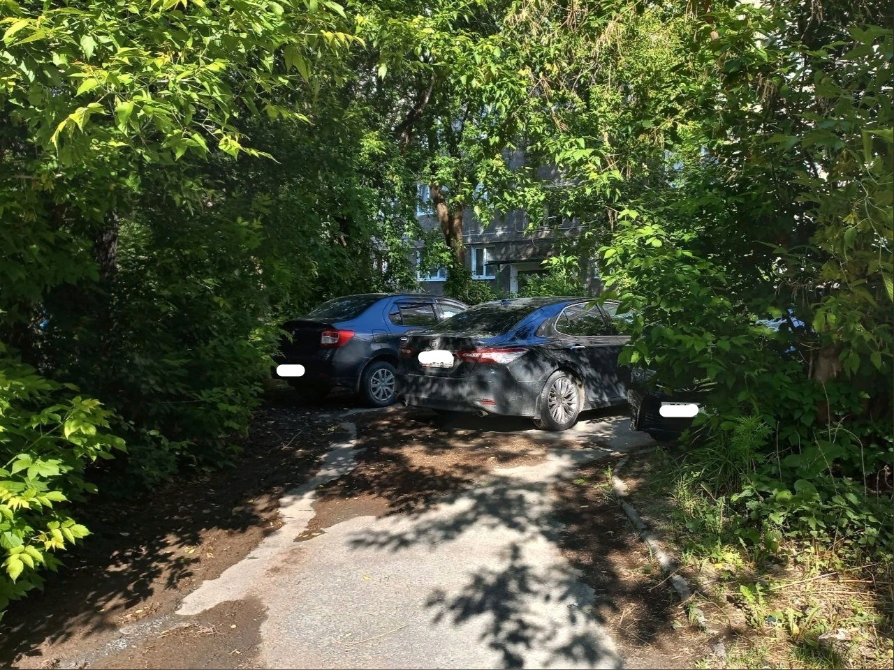 Первоуральцы пожаловались на автомобили, поставленные на проходе Первоуральцы пожаловались на автомобили, поставленные на проходе