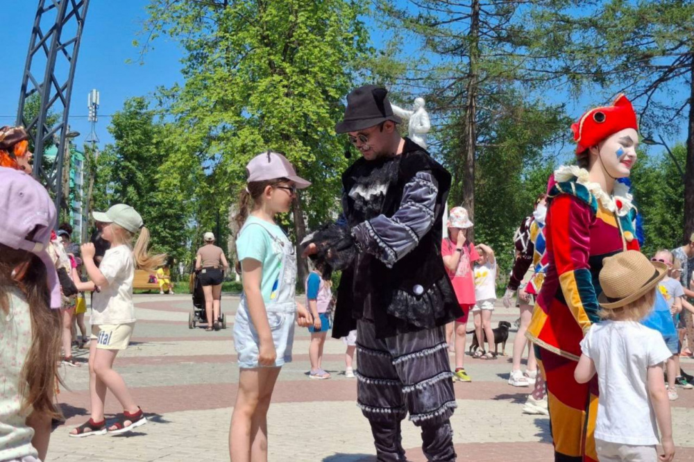 В Первоуральске в Театральном парке прямо сейчас проходит праздник: узнайте подробности | На Урале ко Дню защиты детей для местных жителей подготовили различные активности