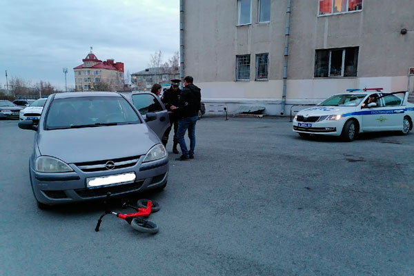 Накануне в Первоуральске иномарка сбила 4-х летнего ребенка Накануне в Первоуральске иномарка сбила 4-х летнего ребенка