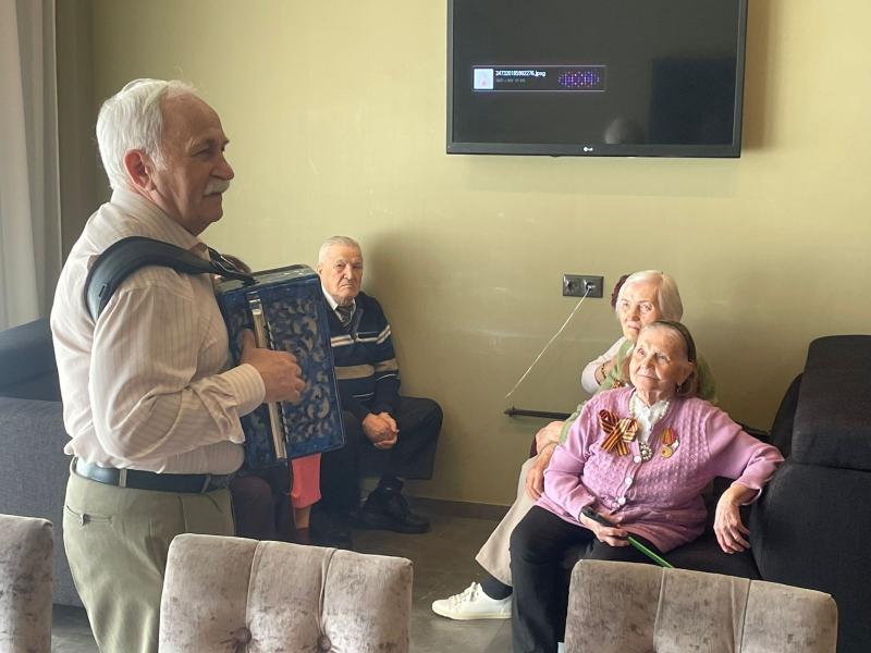 В Первоуральске провели праздничный вечер для ветеранов накануне 9 Мая | Для ветеранов Первоуральска прошел праздничный вечер ко Дню Победы