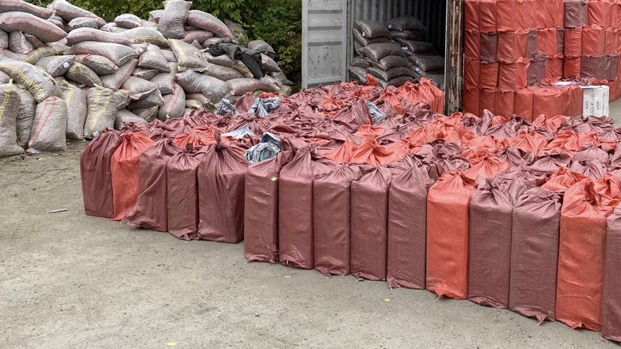 Свердловчанин пытался провезти контрабандные сигареты на 36 миллионов рублей | Уральские таможенники нашли 230 тысяч пачек сигарет, спрятанных в мешке с сухофруктами