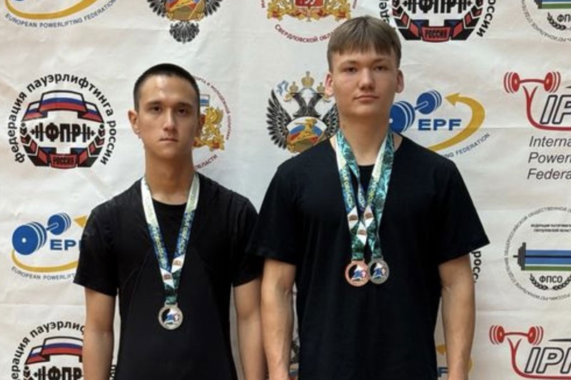 Пауэрлифтеры из Первоуральска едва не сорвали золото на областных соревнованиях | Первоуральские пауэрлифтеры завоевали серебро на кубке Свердловской области