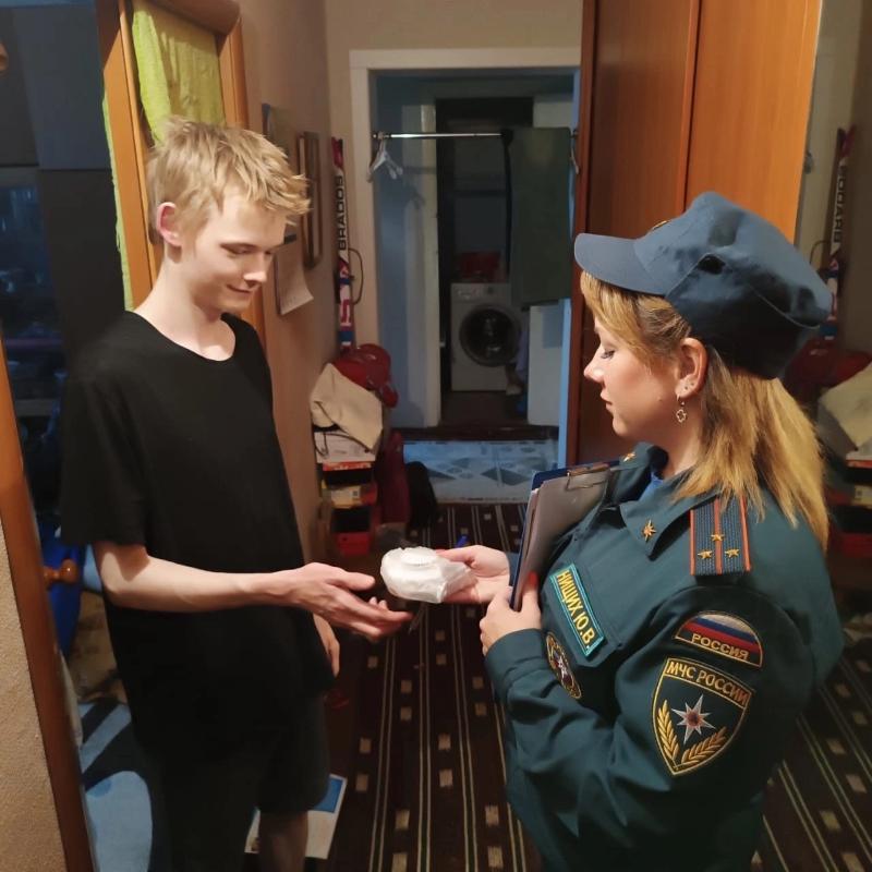 В Первоуральске прошел рейд по установке пожарных извещателей | Первоуральские сотрудники городской службы спасения провели профилактический рейд В Первоуральске прошел рейд по установке пожарных извещателей | Первоуральские сотрудники городской службы спасения провели профилактический рейд