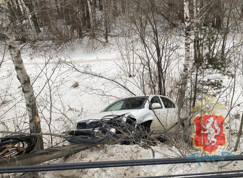 В Свердловской области водитель снес линию электропередач | На Урале водитель Škoda врезался в опору ЛЭП В Свердловской области водитель снес линию электропередач | На Урале водитель Škoda врезался в опору ЛЭП