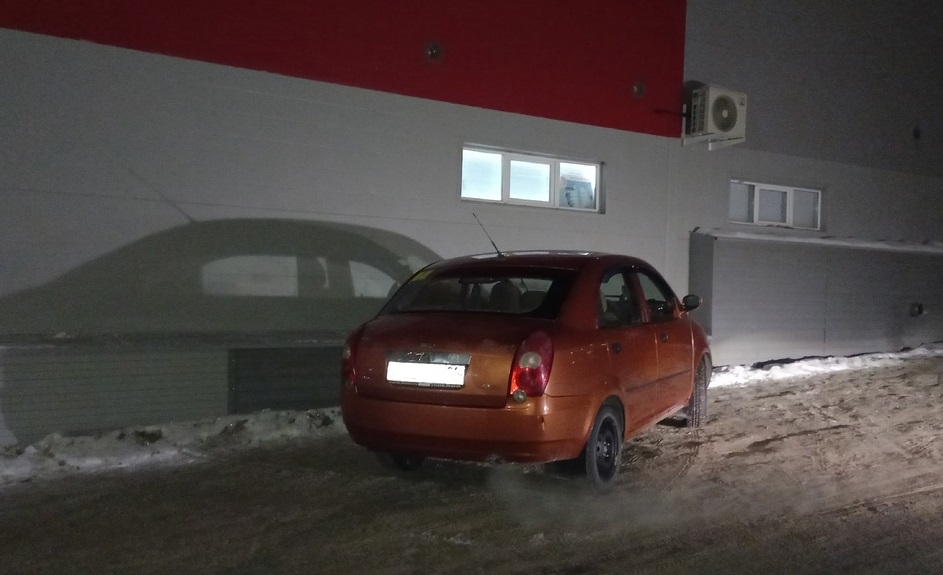 В Первоуральске автоледи повредила чужую машину и скрылась В Первоуральске автоледи повредила чужую машину и скрылась