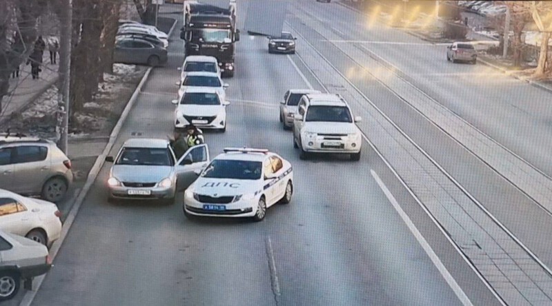 В Екатеринбурге поймали водителя без прав на машине с поддельными номерами | Благодаря системе «Паутина» в Свердловской области задержали водителя без прав