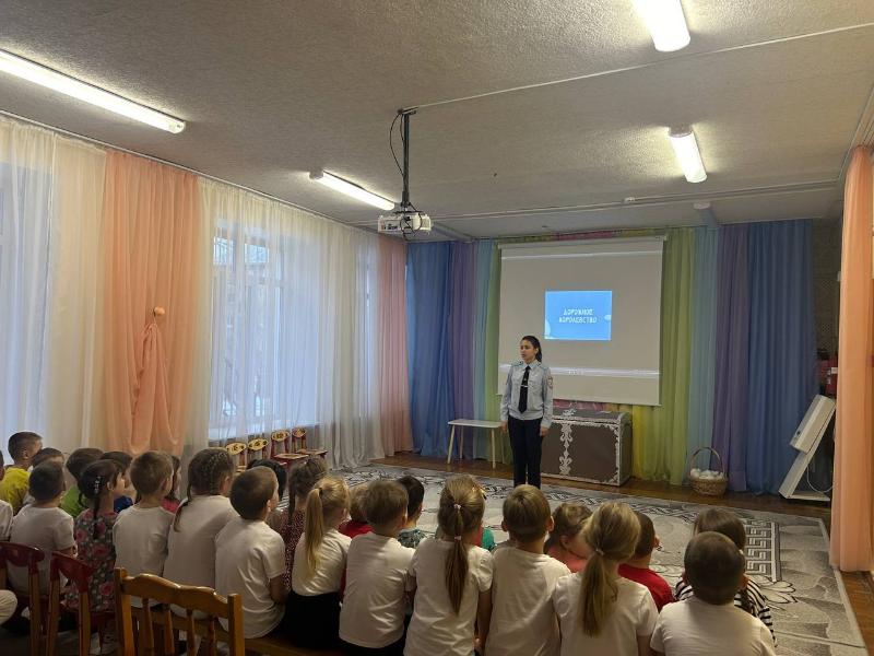 Первоуральская ГАИ рассказала дошкольникам о правилах катания с горки | В Первоуральске прошла акция от ГАИ «Горка»