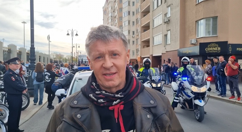 Сергей Исаев призвал байкеров соблюдать ПДД на закрытии мотосезона в Екатеринбурге | Артист «Уральских пельменей» Сергей Исаев выступил за безопасность на дорогах