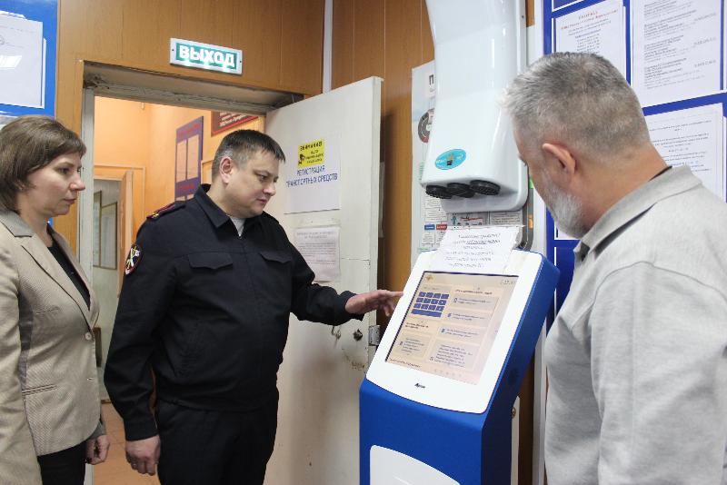 Общественники проверили работу ГИБДД в Первоуральске в рамках акции | В Первоуральске общественники проверили работу в отделе ГИБДД