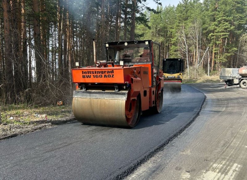 В Первоуральске дорожные бригады начали укладку нового асфальтового покрытия на улице Гагарина | В Первоуральске на улице Гагарина начали асфальтирование