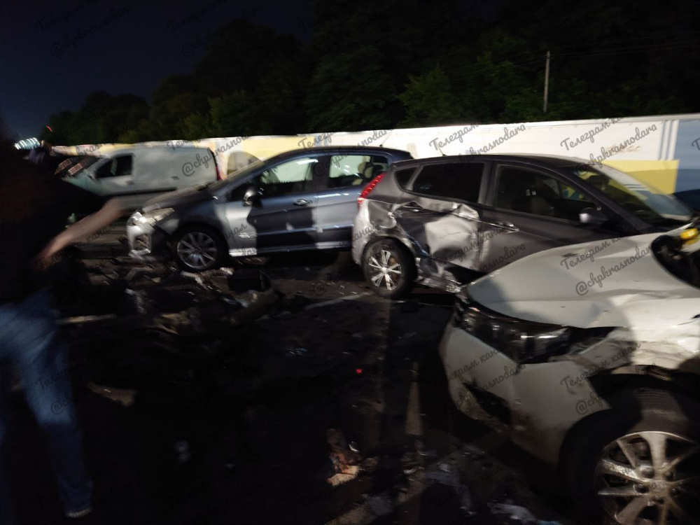 Автомобильная авария в Краснодаре: водитель иномарки протаранил восемь припаркованных машин и скрылся с места происшествия | В Краснодаре водитель протаранил восемь припаркованных машин и скрылся Автомобильная авария в Краснодаре: водитель иномарки протаранил восемь припаркованных машин и скрылся с места происшествия | В Краснодаре водитель протаранил восемь припаркованных машин и скрылся