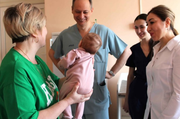 На Урале врачи спасли младенца: у девочки диагностировали сепсис и менингоэнцефалит | Врачи Свердловской области спасли жизнь месячной девочки с тяжелейшим заболеванием  