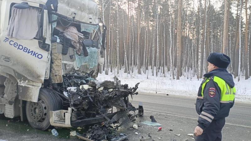 На Тюменском тракте ввели реверсивное движение из-за аварии с двумя грузовиками | На трассе «Екатеринбург – Тюмень» введено реверсивное движение из-за ДТП