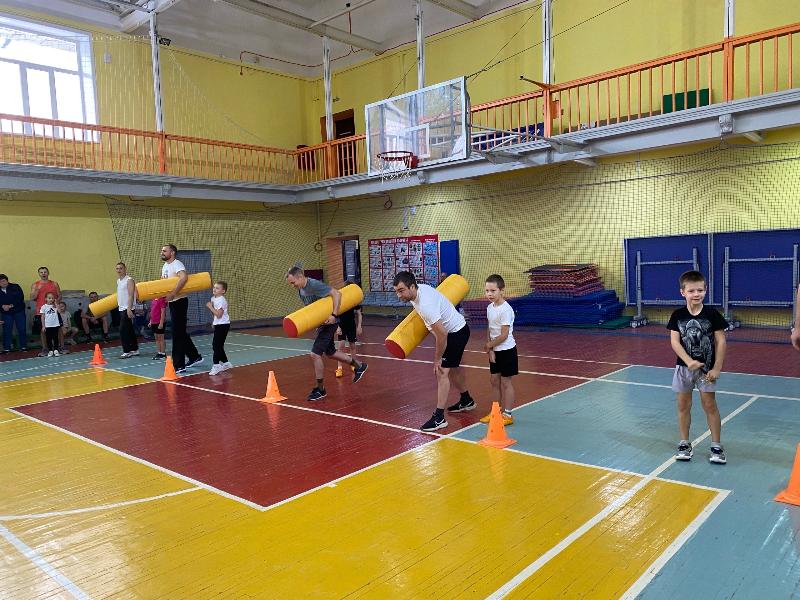 «Фитнес с папой»: в Первоуральске прошли мероприятия ко Дню отца | В Первоуральске отметили День отца