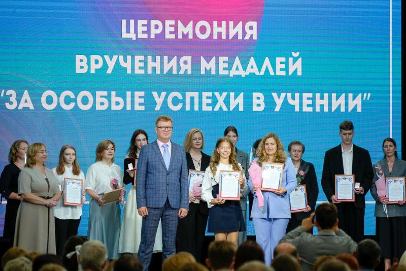 В Первоуральске прошла церемония награждения 60 выпускников, сдавших ЕГЭ на высокие баллы  | В Первоуральске поздравили выпускников-медалистов 