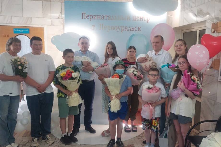 В Первоуральске для молодых мам подготовили детские наборы | На Урале прошла торжественная выписка новорожденных В Первоуральске для молодых мам подготовили детские наборы | На Урале прошла торжественная выписка новорожденных