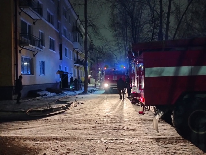 Накануне в Первоуральске в четырехэтажке горела колясочная. Огнеборцы спасали шесть человек Накануне в Первоуральске в четырехэтажке горела колясочная. Огнеборцы спасали шесть человек