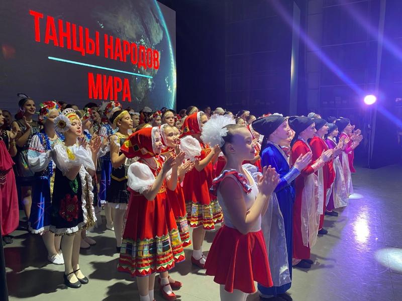 Более 600 первоуральцев посетили концерт коллективов «Танцы народов мира» | В Первоуральске показали «Танцы народов мира»