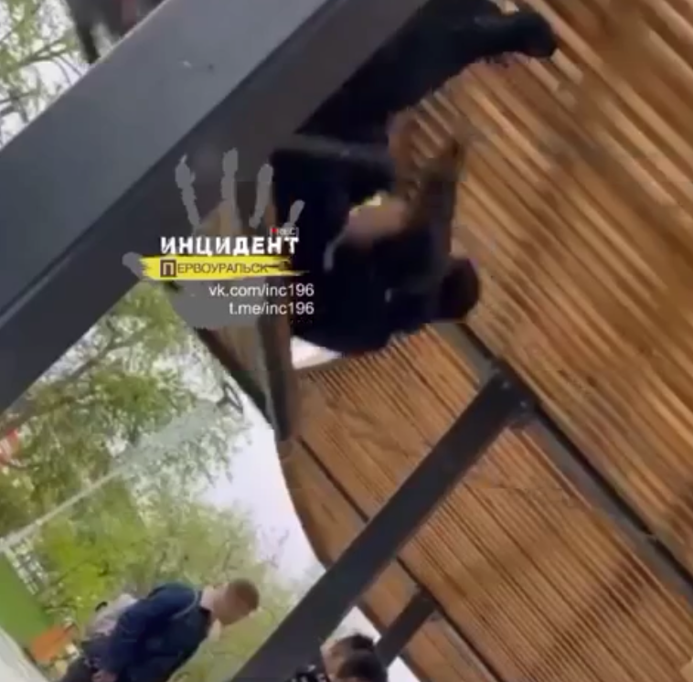 Качели на аллее в Первоуральске под угрозой из-за вандализма подростков | Качели на аллее в Первоуральске под угрозой из-за вандализма подростков Качели на аллее в Первоуральске под угрозой из-за вандализма подростков | Качели на аллее в Первоуральске под угрозой из-за вандализма подростков