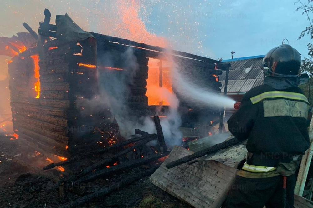 В поселке под Первоуральском произошел пожар: есть погибший | На Урале в результате пожара погиб житель поселка 