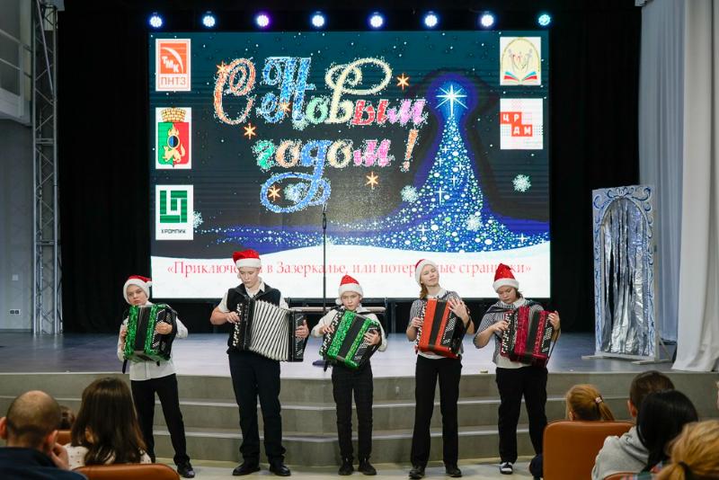 В первоуральском ИКЦ открыли четвертый сезон благотворительных елок | В Первоуральске открыли новый сезон благотворительных елок