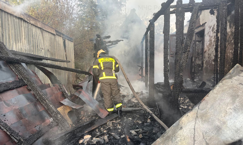 Масштабный пожар уничтожил дом, гараж и машину под Первоуральском | Пожар под Первоуральском уничтожил жилой дом и постройки