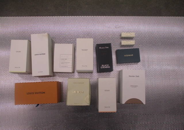 Жительница Екатеринбурга пыталась провести 5 килограммов духов через таможню | Свердловчанка не задекларировала 16 флаконов парфюмерии, привезенных из Стамбула